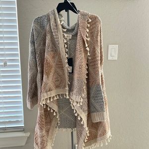 Beautiful Gray and Pink fringed knit kimono with tags. Size XL